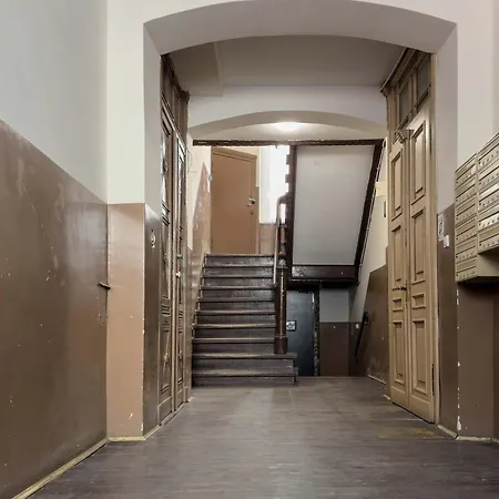 Comfortable Near The Old Town By Renters דירה *