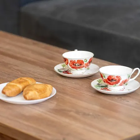 Comfortable Near The Old Town By Renters דירה *