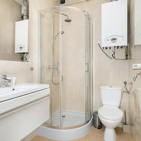 Comfortable Near The Old Town By Renters Апартаменты *