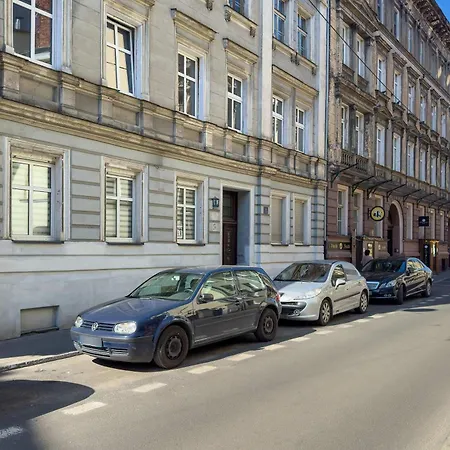 Апартаменты Comfortable Near The Old Town By Renters